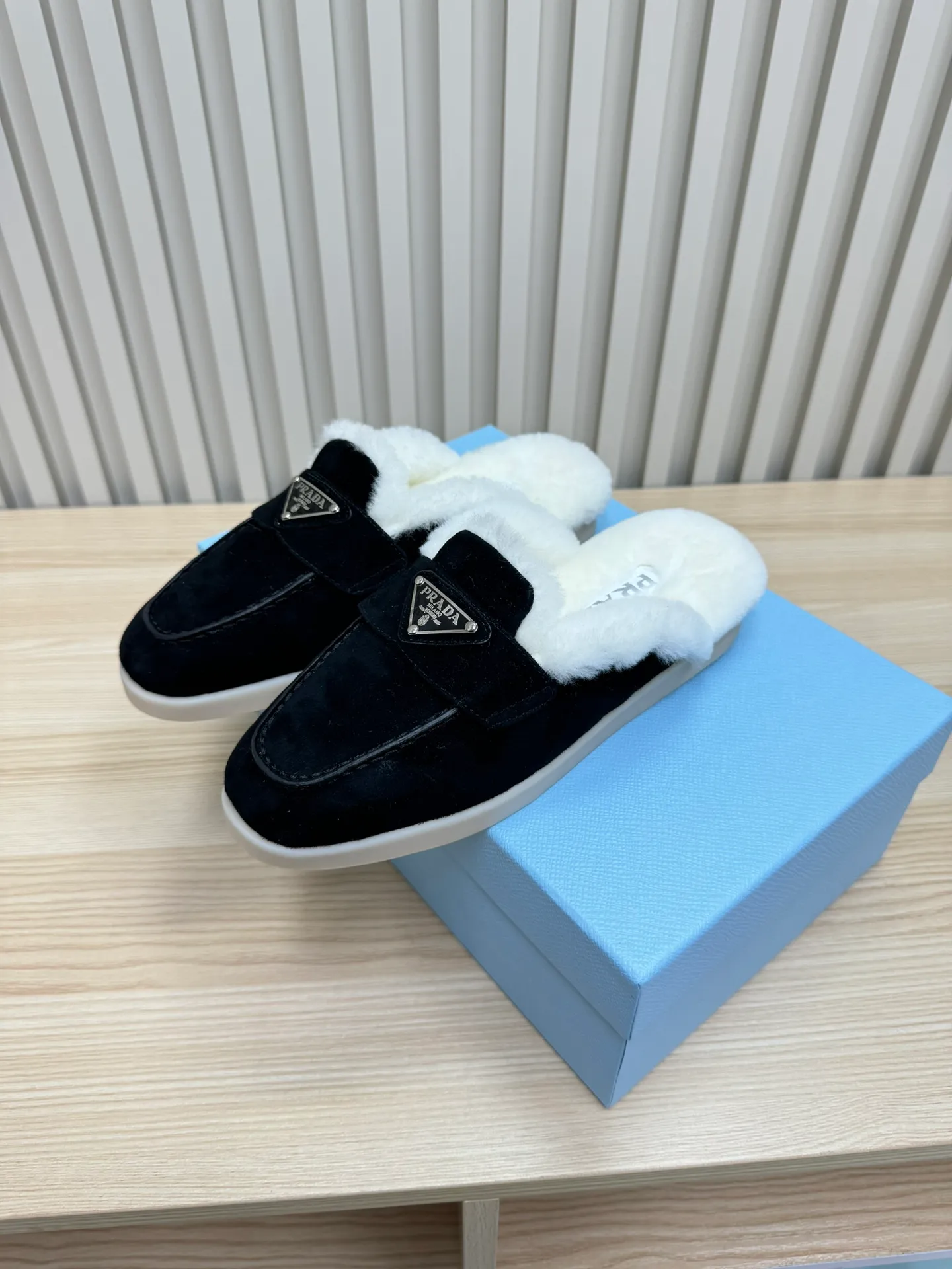 👟👟Ex-factory price 600👟👟 Prada / Prada (men and women) 24 new autumn and winter wool lining / loafers, wool collar echoes the design up and down! The Prada brand logo is outlined to highlight the high-end atmosphere! Made of sheepskin lining imported from Australia, the warmth retention effect in winter is great 👍 Fabric: Imported two-layer frosted cowhide Lining: Sheepskin imported from Australia One-piece Outsole: Original Tpu absorbent film outsole Female size: 35～41 (41 customized) Male size: 39～45 (45 customized)